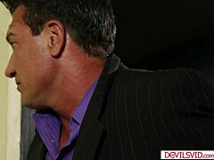 tínedžerka 18+ babe vŕtaná nevlastným otcom