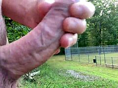 Клитликер662 делится свежим домашним обновлением от октября 2024. Он ныряет в безумную голую соло мастурбацию с публичным показом члена