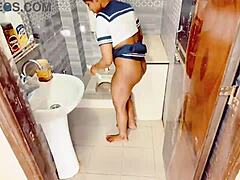 Desi trojček postane divji s skupinskim seksom in končanjem nanj 😏🔥