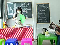 이 귀여운 어린 18+ 아시아 틴 18+이 가게에서 젖은 커닐링구스랑 거친 섹스 하는 거 보고 싶어?