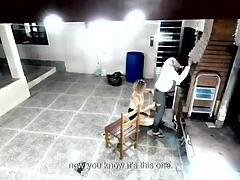 Muž žiada pomoc a skončí s cucaním a šúchaním svojej nevernej ženy