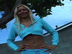 Blonda mama upognjena – ali vzdrži ta ogromni orodje v spodnjem perilu?