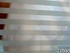 为什么这个独行女孩用假阳具疯狂摩擦她痒逼