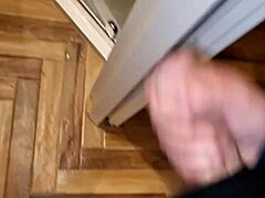 Ehi apri la bocca e bevi tutto mentre vengo nella tua bocca con il mio cazzo grande in maglietta