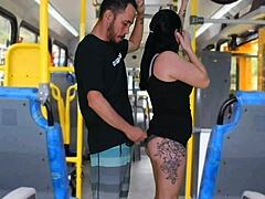 Morena se fait peloter dans le bus avec son gros cul musclé 😏