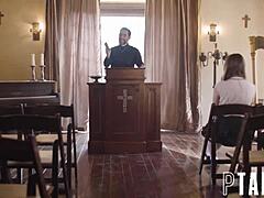 Em um Momento de Confissão Tabu, a Pequena Teen 18+ Penelope Kay Revela seus Desejos ao Padre Tommy Pistol. A Beleza Indiana com Tetinhas Pequenas e Bunda Grande Explora Realidade Hardcore neste Encontro Amador.