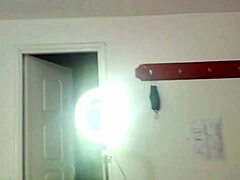 Extraños gemidos como chivo surgen cuando la vecina gime y sonríe en lencería.