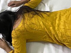 Indiase stiefmoeder deelt speciaal moment met haar stiefzoon in roleplay scenario.