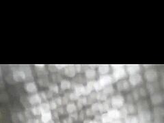 Ντροπαλή 18+ Γειτόνισσα Επιστρέφει για Σεξ με Τεράστιο Καυλί στο Αυτοκίνητο