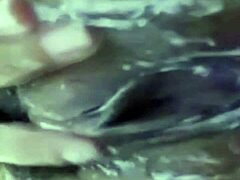 Mi novia asiática me sorprendió con una videollamada de ducha caliente, poniéndose toda mojada y salvaje en el dormitorio