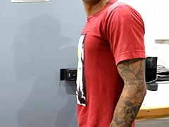 Marito mi becca mentre do culo ad amante in camera, prima volta anale