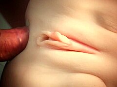 Close-up intrigant de futut curul ei alb cu păpușă reală penetrare dublă