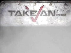 Piercingovaná extrémna baba s okuliarmi dáva horúce hlboké hrdlo a fučanie na monštrum chuji vo falošnom castingovom pohovore