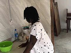 Estilo livre na cozinha com empregada sexy em ação