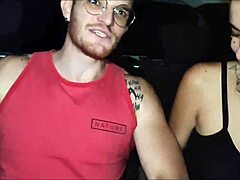 Ez a transz pár mélytorokozik és bareback dug az Uberben, miközben a sofőr mindent filmez