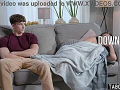 Κορεάτισσα έφηβη 18+ συγκάτοικος Kimmy Kimm αυτοϊκανοποιείται και μετά γαμάει τεράστια πουτσάρα σε στυλ απαγορευμένου σεξ στην εστία.