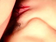 感受美女湿润剃毛小穴的双洞肏
