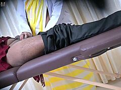 Desi doktorka Sahiya ponúka tajnú úľavu rukou Arabskému pacientovi v nemocničnom prostredí