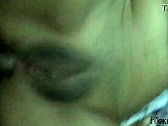 Vai, am intrat accidental în fund în loc de pizdă și a țipat de durere! 😱🍑 Brunetă latină cu fund mare se întinde în misionar