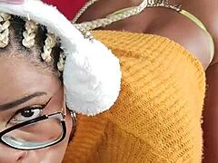 ربة منزل لاتينية تعرض كسها الشعراء وتبتلع الديلدو بعمق