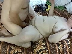 Hete milf grijpt haar beste vriendin monster lul voor intense neuk, haar grote tieten stuiteren wild.