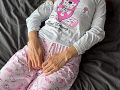 Ta pohotna najstnica 18+ v pižami prstuje svojo obrito mokro pičko do škropljenja, potem vzame izliv iz velikega kurca v bližnjem posnetku.