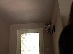 Mamma Sexy Leccata e Scopata in Cowgirl e Doggystyle sul Letto. Indossa Reti e Lingerie per Mano Grosso Cazzo.