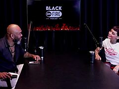 Fazia nerviosa antes del trabajo, se tatuó en sexo grupal salvaje al aire libre POV - Annie Clementine en Rojo Transparente