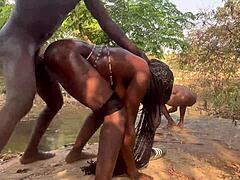 Threesome ebony negru cu fund mare aplecat futut doggystyle de la râu la vârful muntelui