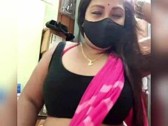 Эй, что происходит с этой деси индийской мамой бхаби, которая совсем дичает?