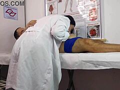 L'infirmière latina pulpeuse repère la grosse bite du patient qui se dresse. Elle ne résiste pas à le branler pour une session de martelage serré de chatte.