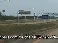 Μελαχρινή κοπέλα φλασάρει μεγάλα στήθια γυμνή σε αυτοκίνητο στη γέφυρα Skyway