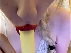 Nemôžem odolať sexy tanečnici Elzy Koms v spodnom prádle, jej pery na mne ma vyvádzajú z rozumu