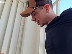 Толстые зрелые незаметно наслаждаются молодым большим белым членом с минетами