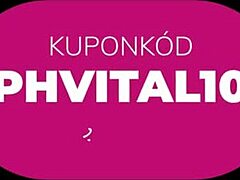 La Hongroise maigre en costume fouette ses pieds et son cul avec des jouets – assez provocant ?