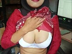 عاهرة سوداء محجبة ترانس، هتتضرب زبك لحد ما تنزف عليه؟