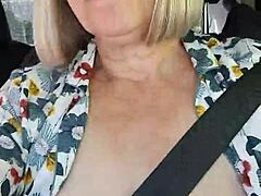 Elak hustru tar selfie med tuttar blottade medan hon blottar i bilen under hemmagjord amatörlek