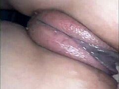 Ella tiene un orgasmo y se chorrea mientras le doy de a perrito