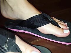 へい、ルーがあの激しいフットジョブを足でしてくれる👣