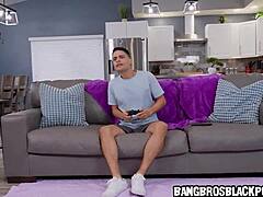 Babe Ebony Kongsi Momen Intim Dengan Rakan Bilik Dalam Pertemuan Interracial