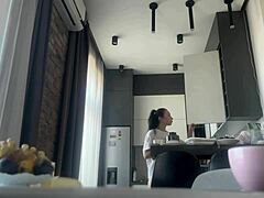 感情の高ぶり！セクシーなフィットした黒髪美女がノーパンで家事をし、剃毛マンコとデカ尻を露出