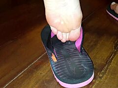 hey, luh gives that intense footjob with her feet 👣