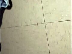 Ella tiene un orgasmo y se chorrea mientras le doy de a perrito