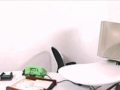 Η καστανή γραμματέας MILF Aletta γαμάται doggy και γλείφεται από τον αφεντικό!