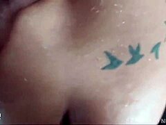 Эй, смотри, как гигантский член разрушает жену куколда на улице!