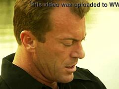 ¿Cómo cabalgó duro la morena linda en un barco?