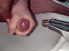 Holím si ptáka, vzruším se a tvrdě vytryskám