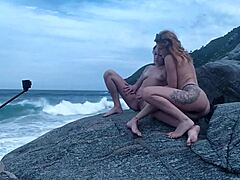 ensaio nas rochas com pequenas tetas