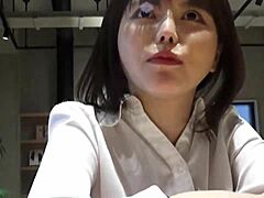 이 1대1 사무실 장면에서 귀여운 아시안 일본 여자가 아름다운 아마추어 동료랑 회사에서 바람 피워