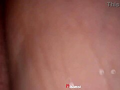 Ella tiene un orgasmo y se chorrea mientras le doy de a perrito